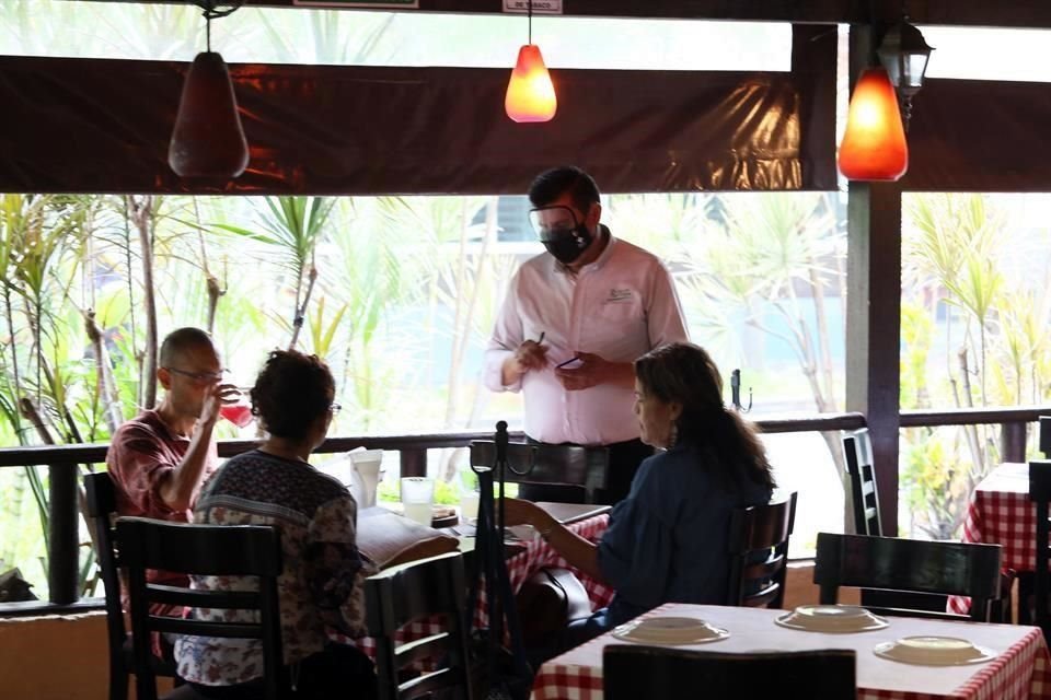 Los clientes pueden realizar los pedidos mediante entrega a domicilio, take away y con un menú digital para ordenar en el restaurante.