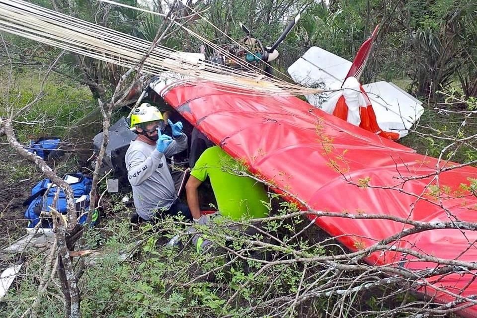 El avión ultraligero cayó en un paraje de difícil acceso en el ejido Hacienda San Rafael, en Cadereyta, donde murió el empresario y resultó lesionado Antonio Rodríguez Navarro.