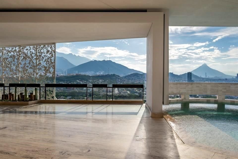 El área social, de la nueva casa, está conformada por piscina, baños, gimnasio, mirador, bar y teatro en casa.