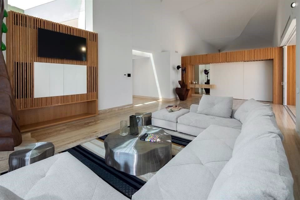El área social, de la nueva casa, está conformada por piscina, baños, gimnasio, mirador, bar y teatro en casa.