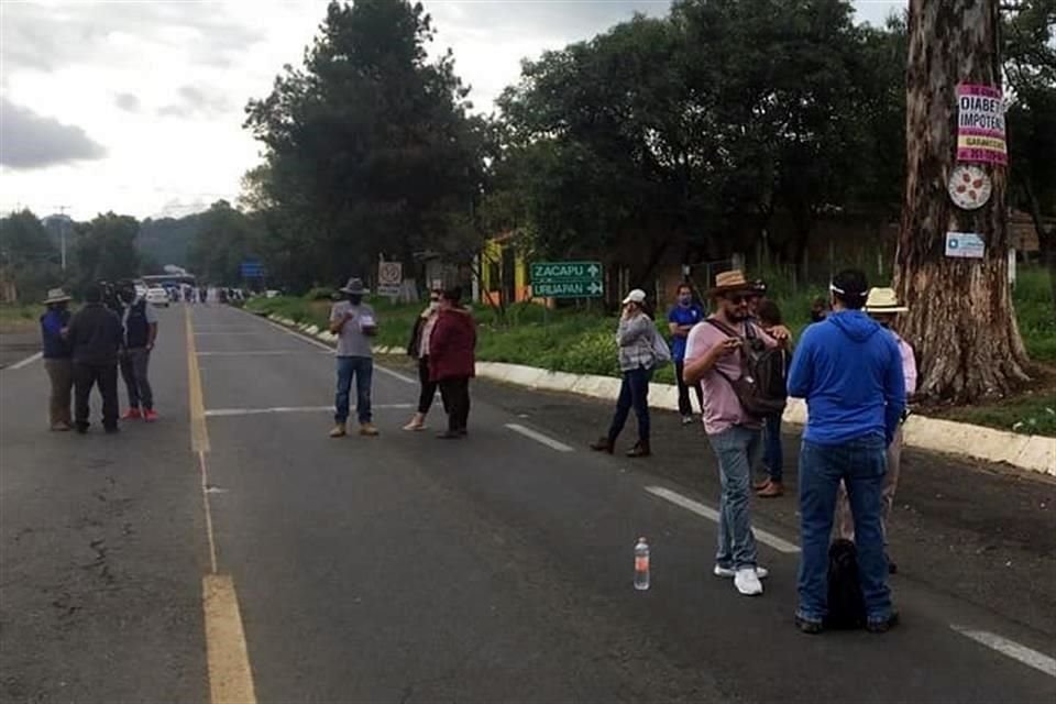 Docentes en un bloqueo en Uruapan, Michoacán, la semana pasada.