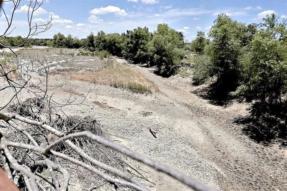 La cuenca del Río Potosí luce seca y, de acuerdo con los ejidatarios, es porque se está desviando el curso hacia una presa presuntamente de un familiar de 'El Bronco'.