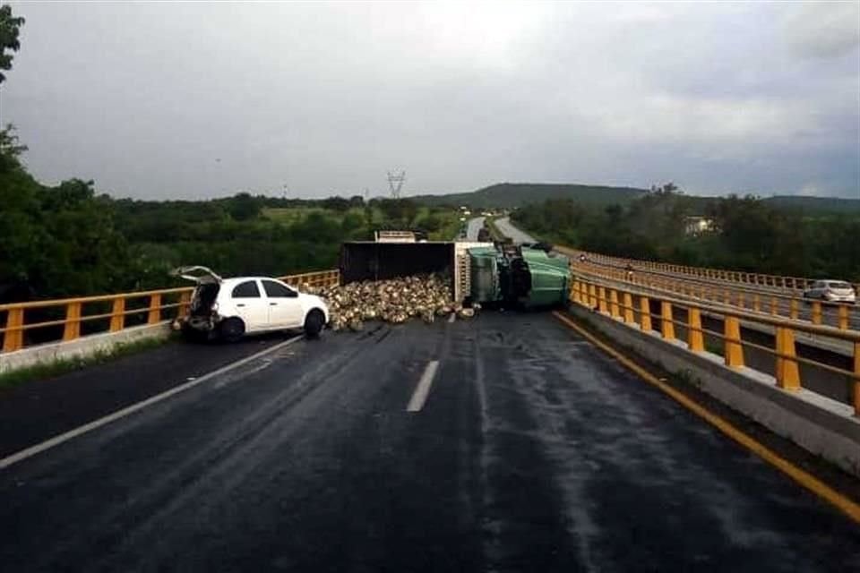 El hombre, de 30 años, fue sacado de su auto y trasladado a la delegación de Zapotlanejo pero, a pesar de las atenciones, murió.