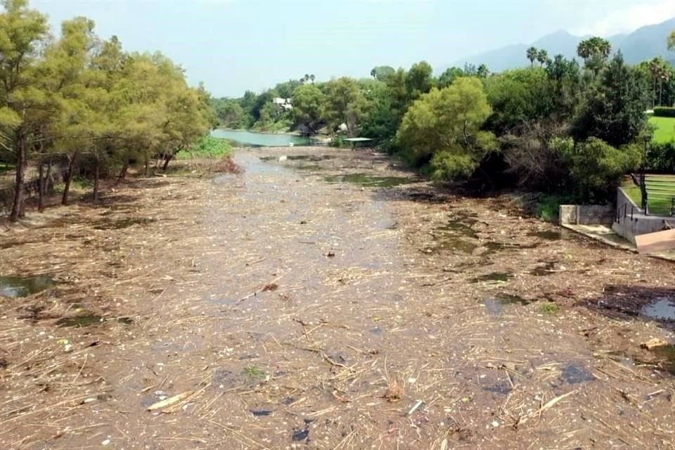 Con palas y bolsas, iniciaron la recolección de basura y el retiro de ramas, troncos y diferentes materiales.