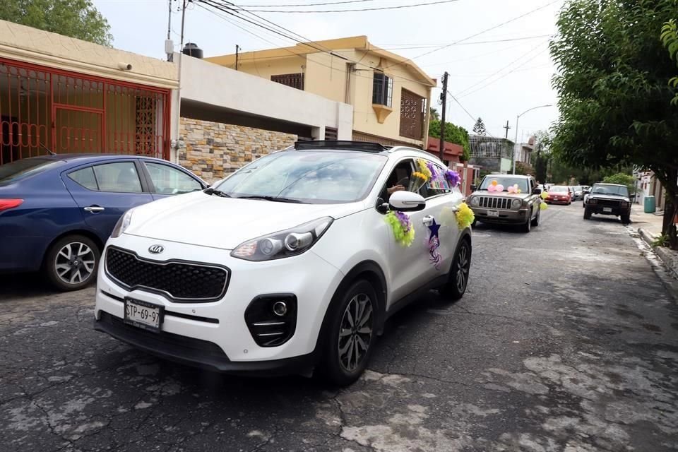 Caravana de carros en honor a Lety Torres de leal por su cumpleaños 55