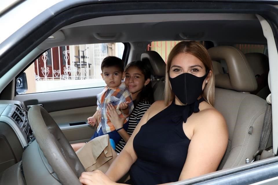 Héctor Elizondo, Mía Carolina Suárez y Carolina Leal