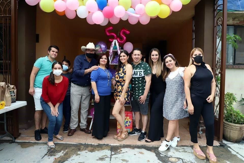 Armando Leal Torres, Lupita Leal, Armando Leal Marroquín, Lety Torres de Leal, Alondra Leal, Ricardo González, Anahí Leal, Renata García y Carolina Leal