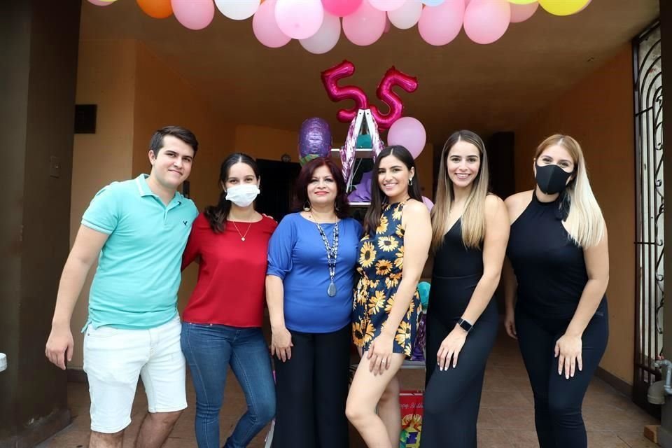 Armando Leal Torres, Lupita Leal, Lety Torres de Leal, Alondra Leal, Anahí Leal y Carolina Leal
