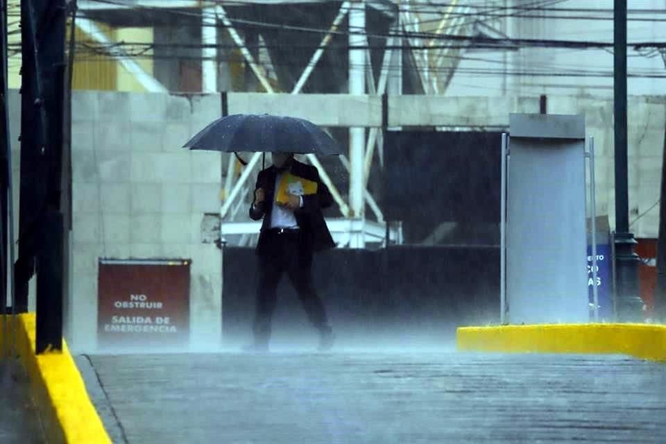 Fuertes lluvias causaron encharcamientos en diversos puntos de la Ciudad