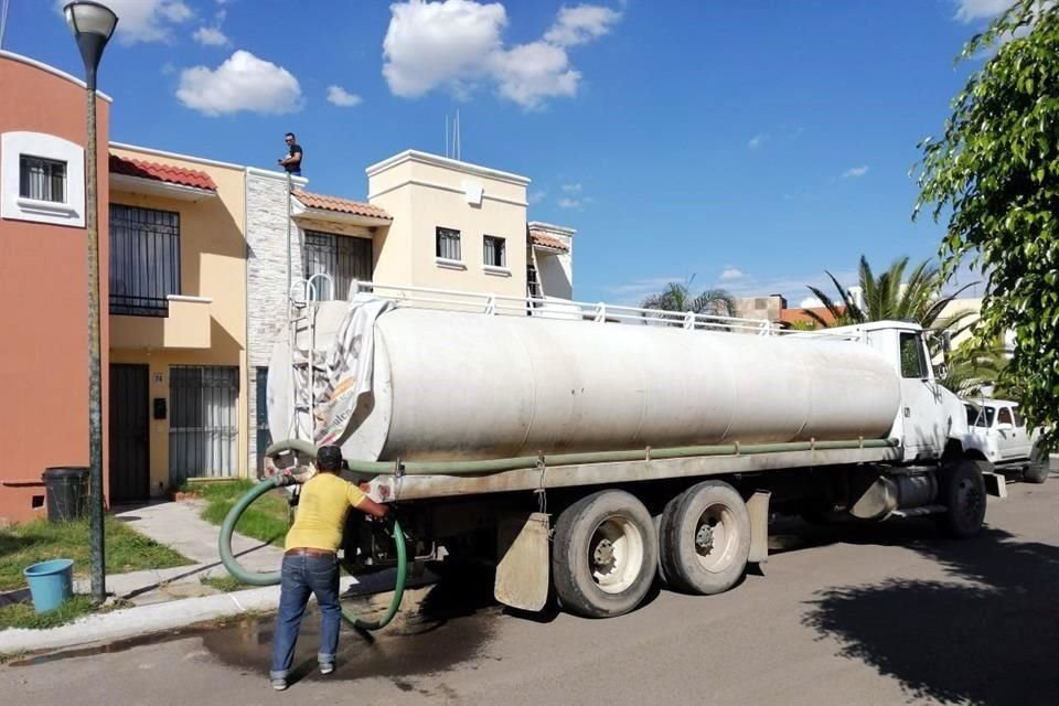 Pipas del Ayuntamiento abastecen de agua.