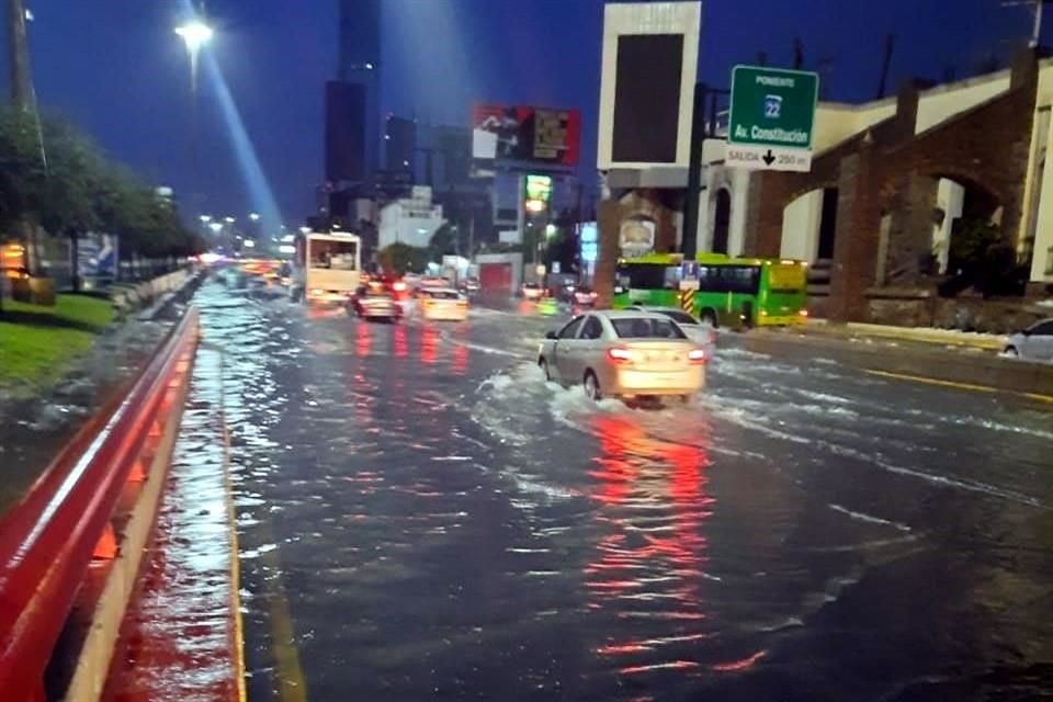 A las 5:40 horas se reportaron las precipitaciones con tormenta eléctrica, sorprendiendo a los regios, que apenas se estaban reponiendo de las secuelas de 'Hanna'.