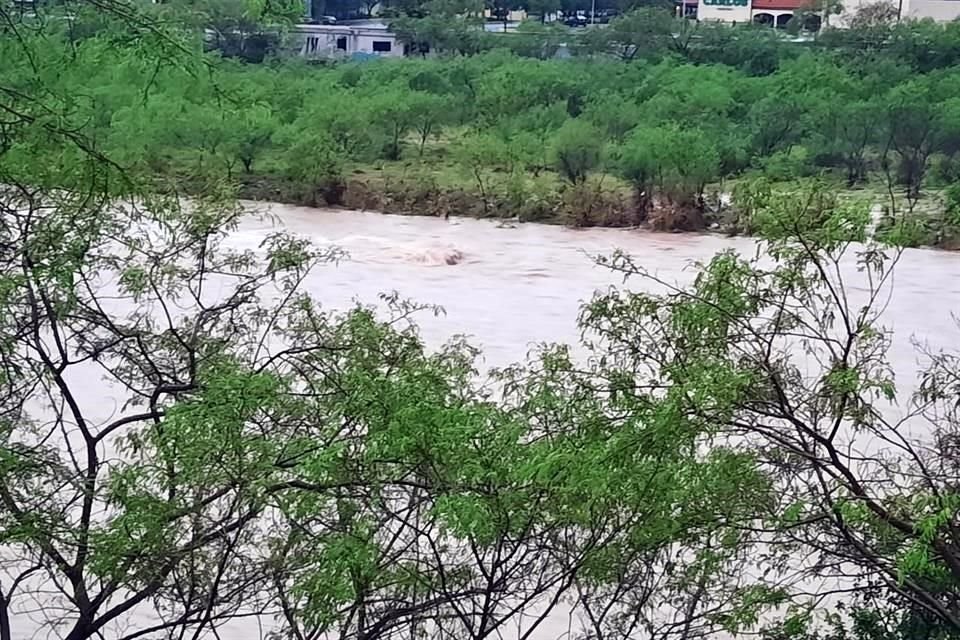 El Río Santa Catarina presentó una carga consierable de agua esta mañana.