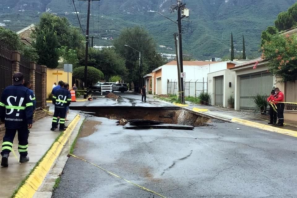 Las lluvias de la madrugada del sábado, además de agrandar los socavones de la Col. Bosques del Valle, también inundaron varias residencias.