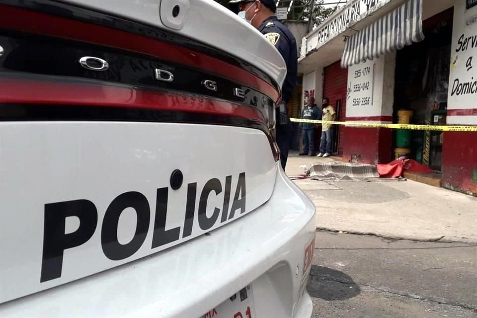 La esposa del hombre asesinado acudió al lugar para reconocer el cuerpo.