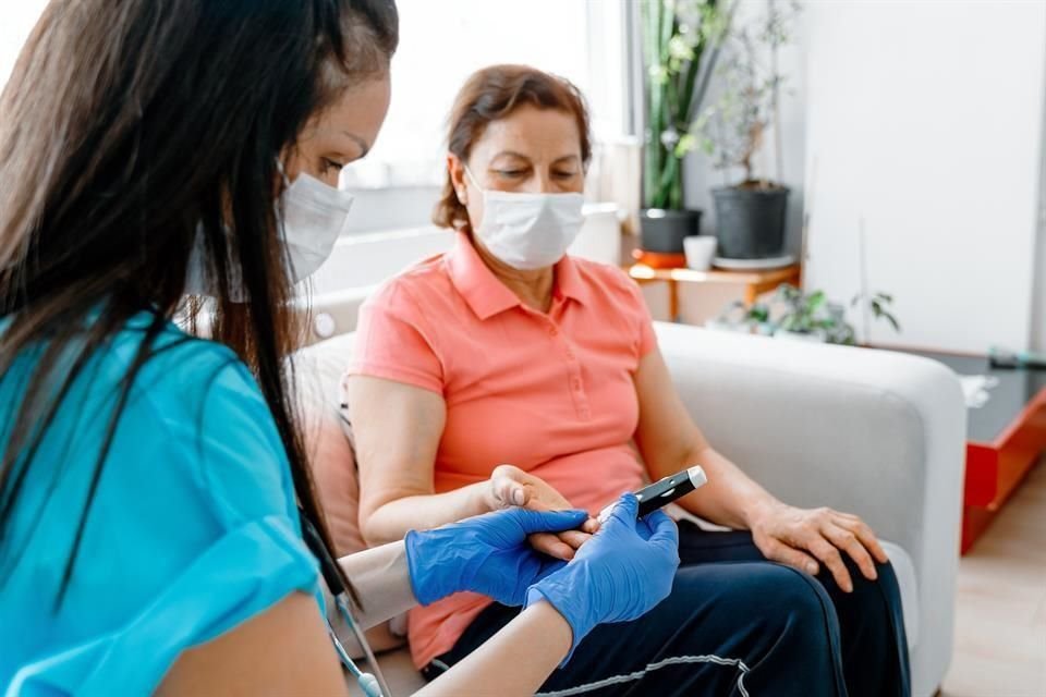 La hipertensión en conjunto con la diabetes es la principal comorbilidad que han tenido las personas fallecidas por Covid-19 en NL, informa la Secretaría de Salud estatal.