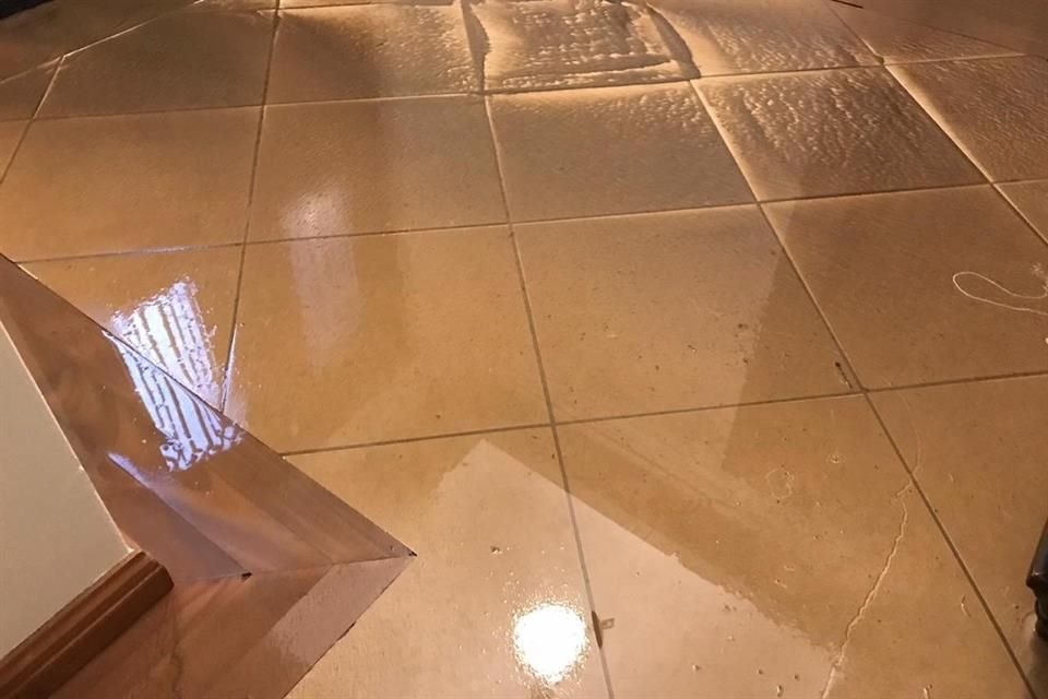 Hasta 40 centímetros de altura alcanzó el agua dentro de algunas residencias afectadas por las lluvias de ayer.