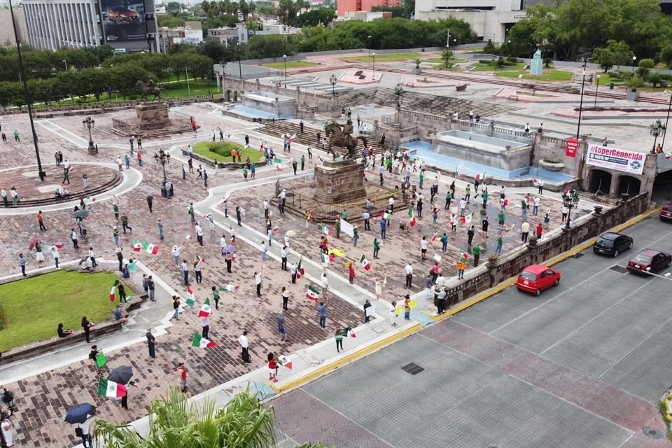 Cientos de integrantes de Frena se manifestaron en la Explanada de los Héroes contra el Presidente López Obrador.