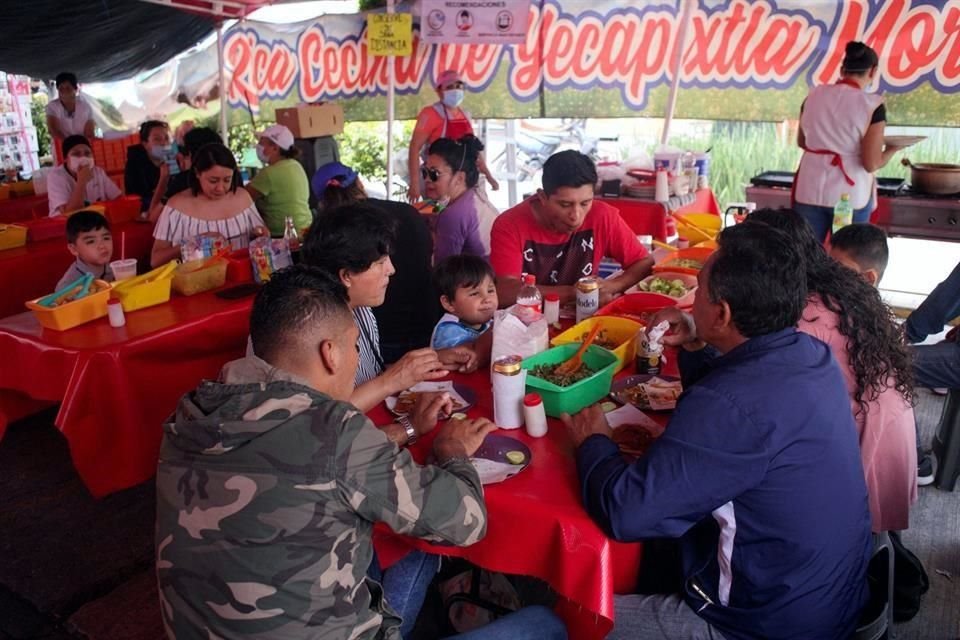 Pese a petición de sana distancia de comerciantes, asistentes abarrotaron el tianguis de Calzada del Hueso.