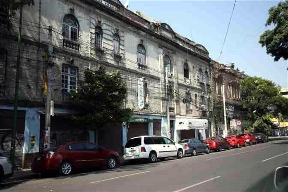 Dos personas buscan que se quite al propietario el edificio en Antonio Caso 104 y 108, Colonia San Rafael, el cual tiene denuncias de más de 15 años invasión.