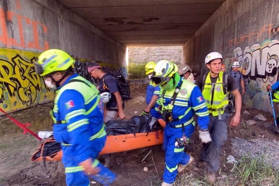 Un hombre falleció tras caer unos 60 metros a un barranco en La Huasteca, en Santa Catarina.
