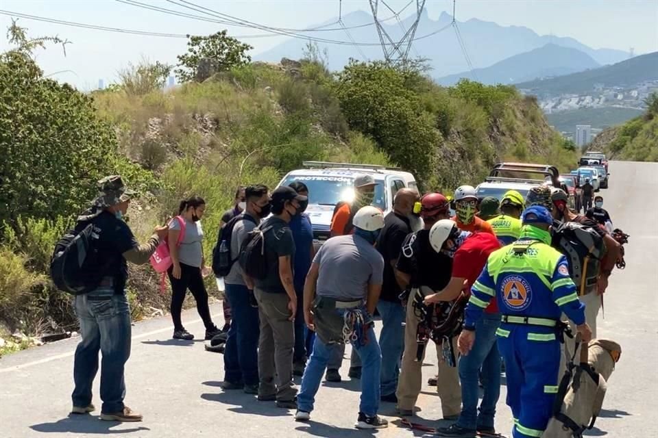 Se informó que un grupo de brigadistas conformado por elementos municipales y estatales, y voluntarios, se coordinó para el rescate del cuerpo.