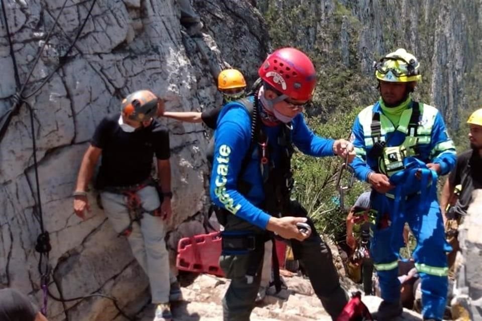 Las autoridades indicaron que por el área de difícil acceso, el helicóptero de Protección Civil no podría acercarse para efectuar el rescate.