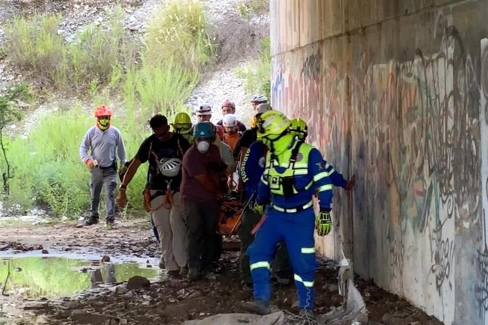 Alrededor de las 19:00 horas, los rescatistas y montañistas voluntarios concluyeron el descenso con el cuerpo de Carrizosa Rodríguez desde el Nido de los Aguiluchos a tierra firme.