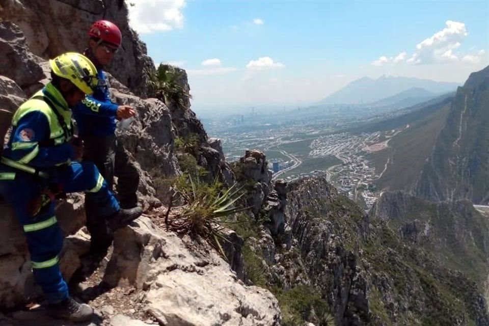 Por versión de testigos, se estableció que el hombre se resbaló cuando tomaba fotografías y videos.