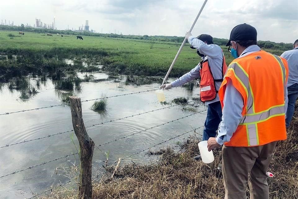 Un derrame presuntamente proveniente de la Refinería de Cadereyta llegó al Arroyo Ayancual y al Río San Juan.