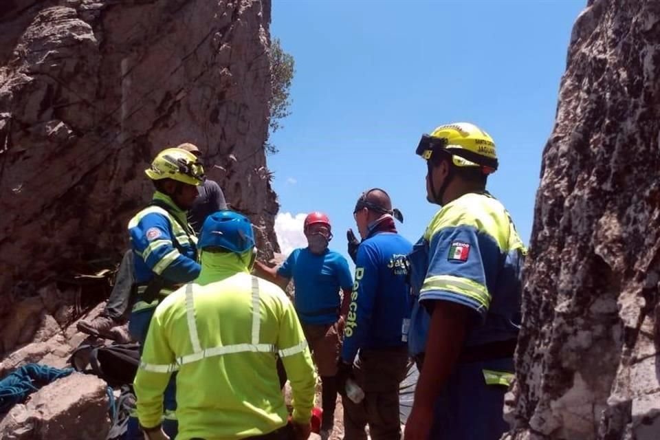 Rescatistas del Grupo Jaguares de Protección Civil de Santa Catarina trabajaron casi seis horas para rescatar el cuerpo del catedrático de la UDEM.