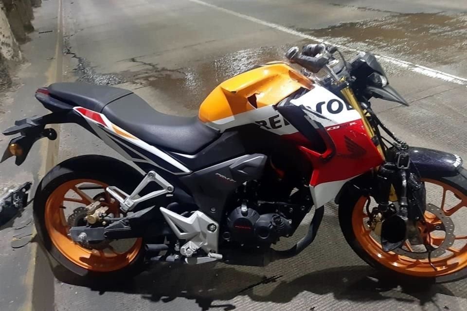 Un motociclista murió luego de derrapar su vehículo la noche del domingo en la Colonia Italia Providencia, en Guadalajara.