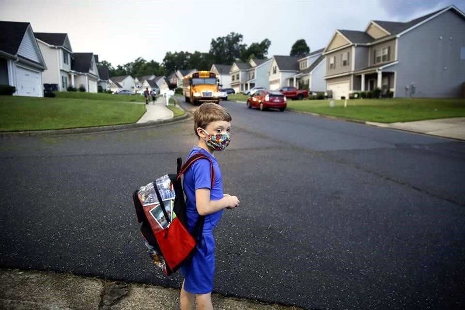 Un niño de siete años espera la llegada del autobús escolar en Dallas, Georgia.