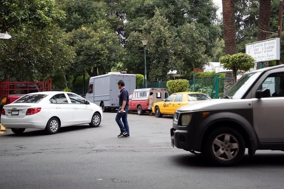 En las vialidades aledañas a Avenida México, en la Colonia Del Carmen Coyoacán, el coche tiene prioridad por encima de todos los usuarios de la vía.