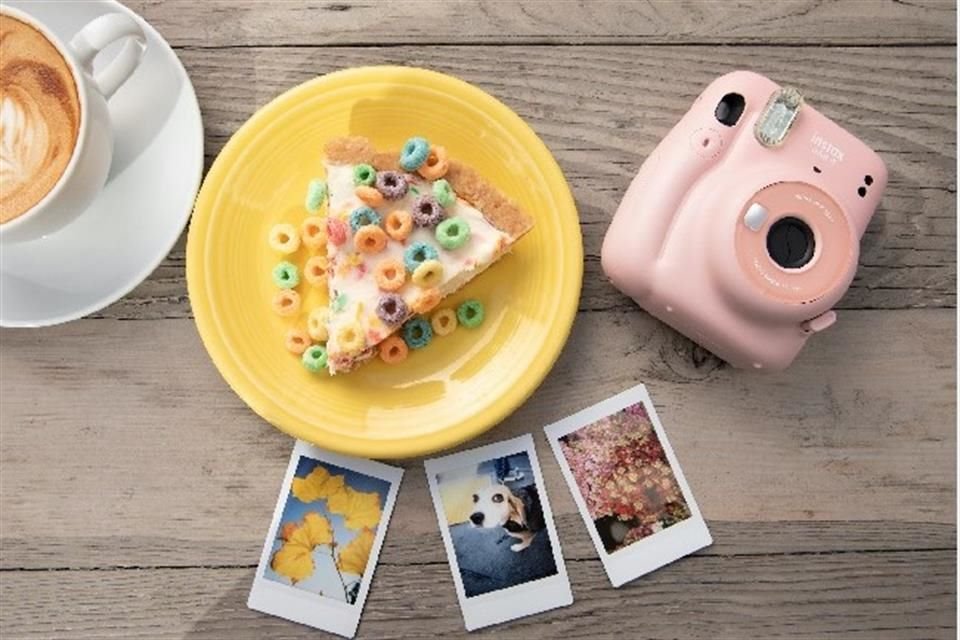 Con el sistema de exposición automática, la nueva cámara instax mini 11 de Fujifilm promete resultados mejorados.