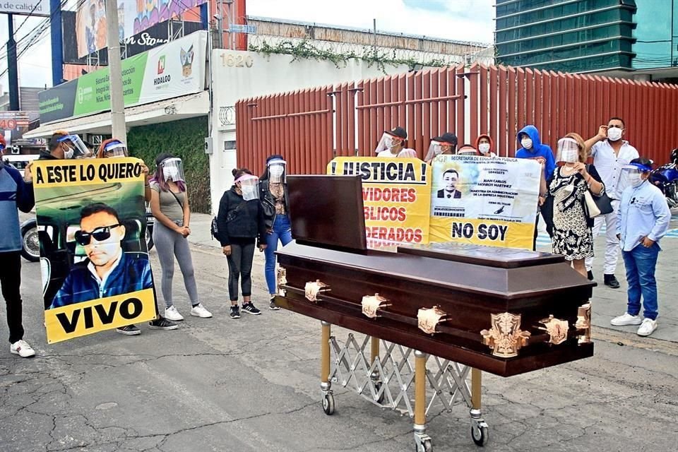 Con pancartas y un féretro, familiares de joven interno en Cereso de Pachuca exigieron que siga proceso en prisión domiciliaria, como Emilio Lozoya.