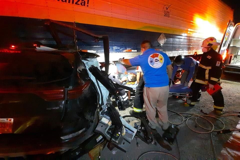 Se detalló que el choque fue reportado alrededor de la 1:20 horas, a la altura del kilómetro 21 más 600 de la Carretera a Laredo.