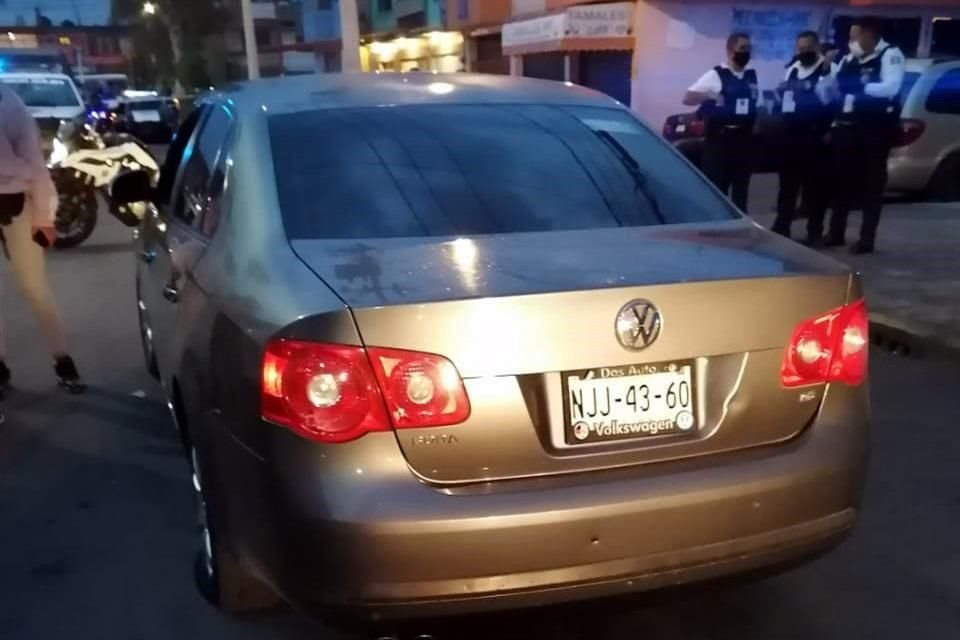 Anoche, un hombre falleció y dos elementos de la Policía municipal resultaron heridos tras un enfrentamiento a balazos en la Colonia Manantiales, en Neza.