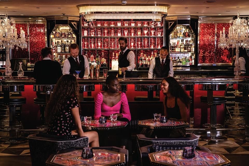 El Baccarat Bar de la icónica casa francesa de cristal llega al centro comercial londinense Harrods.