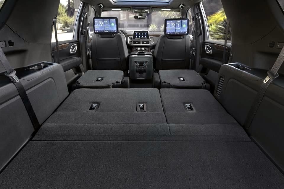 En el interior de Suburban, se incorporan head up display, cuadro de instrumentos digital y un par de pantallas para las filas traseras.
