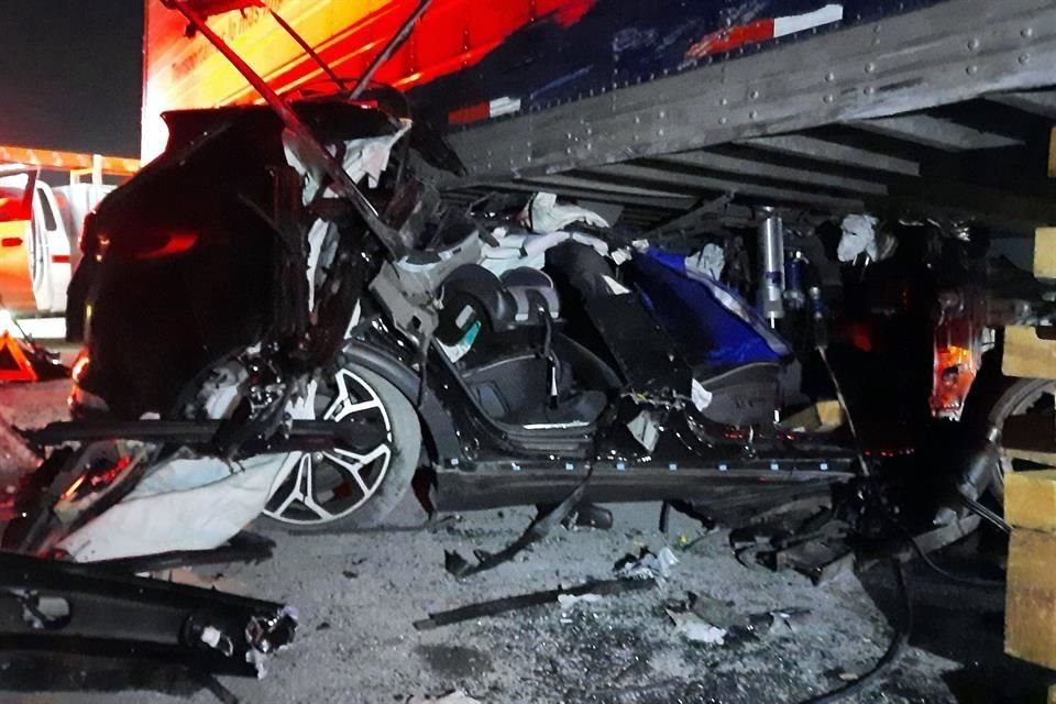 La camioneta Kia Sportage habría sido arrastrada al menos 200 metros por el vehículo de carga.