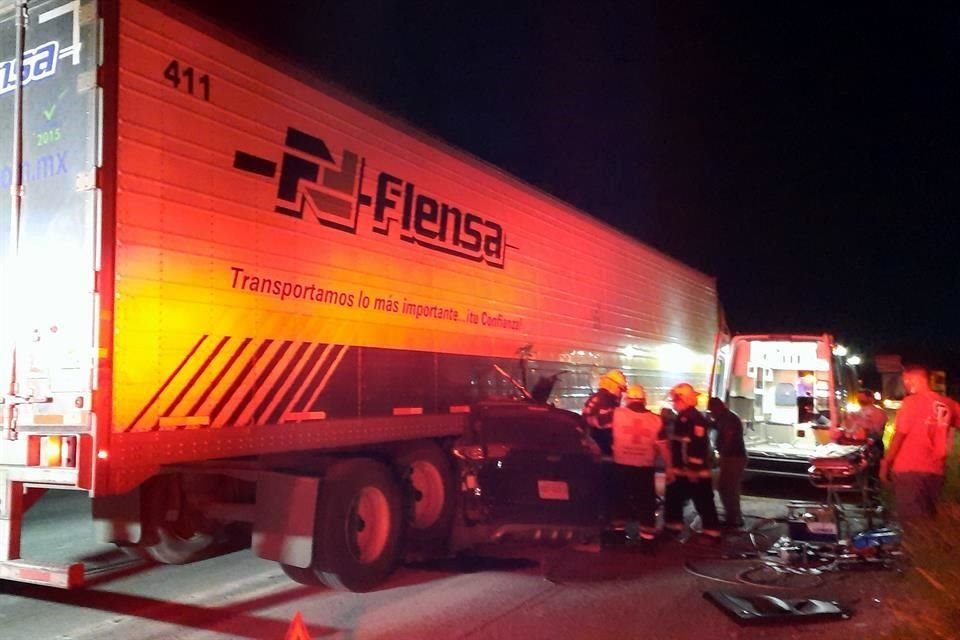 Una fuente de la Guardia Nacional informó que el chofer del tráiler de la empresa Flensa, huyó después del accidente.