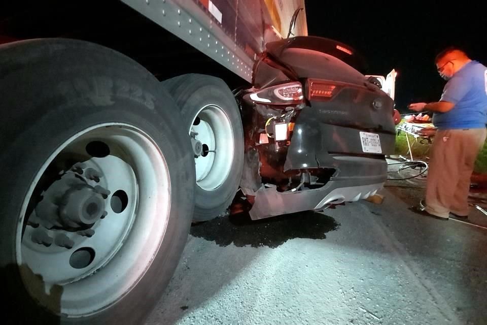 Se detalló que el choque fue reportado alrededor de la 1:20 horas, a la altura del kilómetro 21 más 600 de la Carretera a Laredo.
