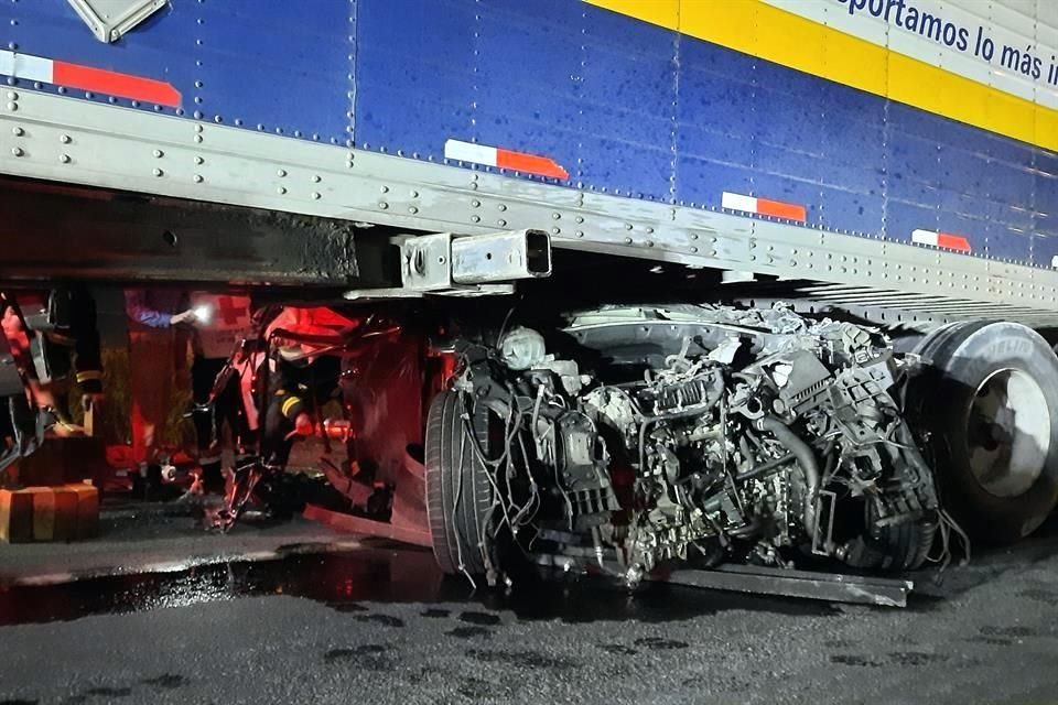 Al llegar al cruce con la carretera, el conductor no hizo alto, avanzó y dio vuelta hacia el norte por el carril derecho, pero el tráiler lo embistió.