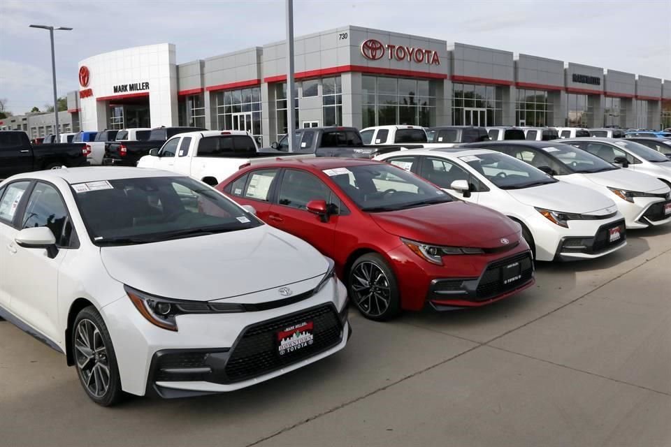 El sólido desempeño de Toyota en 2021 se vio impulsado por las ventas de sedanes como el Corolla y el Camry. 