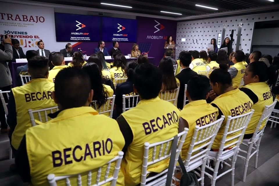 Esta mañana, la Secretaria Olga Sánchez Cordero aseguró que jóvenes de la carrera de Derecho son reclutados para el programa, lo que violaría requisitos.