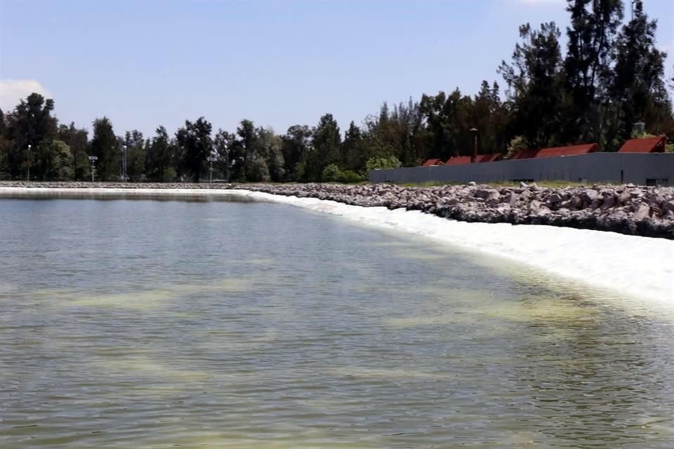 El lago destinado a la práctica de triatlón sólo fue ocupado por deportistas una vez y aún sin terminar.