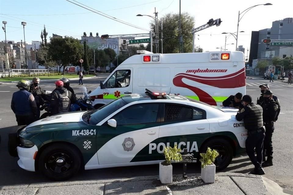 Paramédicos auxiliaron al hombre.