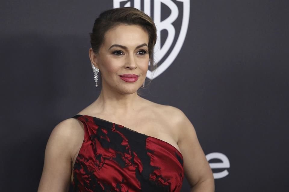 Alyssa Milano dijo que aunque presentó síntomas, dos pruebas de coronavirus que se hizo en marzo salieron negativas, hasta que se hizo una tercera prueba de extracción de sangre.