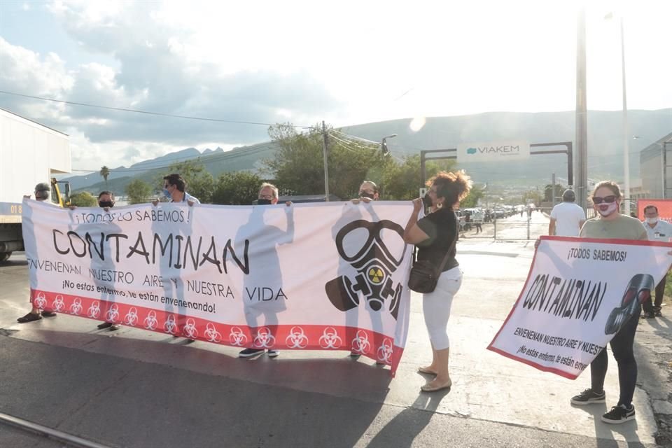 Vecinos de Balcones de Anáhuac protestaron afuera de Viakem luego de que reanudó operaciones y regresaron los malos olores.