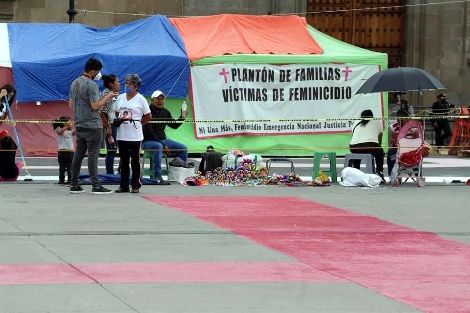 Las familias mantienen un plantón frente a Palacio desde el 6 de julio.